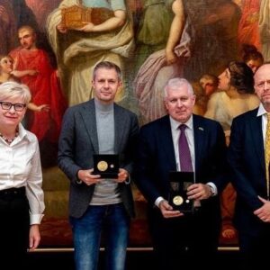 Andrius Tapinas Instagram - Šiandien žymiausio mūsų karvedžio Jono Karolio Chodkevičiaus labdaros ir paramos fondas įteikė Aukso medalius „Už valstybės stiprinimo veiklą“ - krašto apsaugos ministrui Arvydas Anušauskas ir man už veikimą išvien ginant valstybę ir laisvę. 

Dėkodamas už tokį iškilų apdovanojimą sakiau, kad visų pirma jis skirtas tiems šimtams tūkstančių žmonių, kurie susitelkia išgirdę veikti kviečiantį trimito balsą ir kurie eina kartu. Iki bendros pergalės kelias tolimas, bet mes jį nueisim, nes kaip sakė premjerė Šimonytė, aš vis kur nors mus visus įveliu. 

Ačiū už tai, kad pasitikit! 

📸Laima Penek