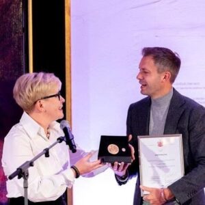 Andrius Tapinas Instagram - Šiandien žymiausio mūsų karvedžio Jono Karolio Chodkevičiaus labdaros ir paramos fondas įteikė Aukso medalius „Už valstybės stiprinimo veiklą“ - krašto apsaugos ministrui Arvydas Anušauskas ir man už veikimą išvien ginant valstybę ir laisvę. 

Dėkodamas už tokį iškilų apdovanojimą sakiau, kad visų pirma jis skirtas tiems šimtams tūkstančių žmonių, kurie susitelkia išgirdę veikti kviečiantį trimito balsą ir kurie eina kartu. Iki bendros pergalės kelias tolimas, bet mes jį nueisim, nes kaip sakė premjerė Šimonytė, aš vis kur nors mus visus įveliu. 

Ačiū už tai, kad pasitikit! 

📸Laima Penek