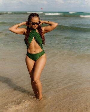 Andy Allo Instagram - Entering my Season of Opulence ✨👑

Grateful for all the blessings and for another year around the sun 💫🎉 

#capricornseason #opulence #birthdaygirl #camerooniangirl 

Braids @taizethebarber1 
👙@oceancouture
📸 @alexmweddings