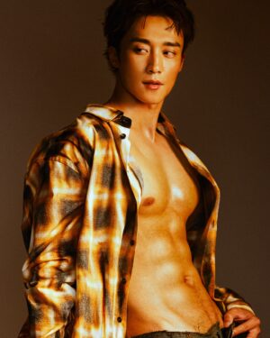 Andy Bian Instagram - 3字頭過後，發現時間過的飛快！

回想一下32歲，
發了寫真，成為了外景人，
加入了”第一等”與”食尚”，
去了好多地方，認識了好多人，
也跟前輩們學習了好多事。
真的很開心很幸福！

新的一年一樣希望大家平安快樂，
畢竟快樂就是生活動力的泉源
我們都要成為更好的自己喔，互相勉勵💪🏻

加入美食節目後，我發現我多了一個新技能
就是可以連續吃四個小時後，
再來一堆宵夜⋯⋯
是不是可以去參加大胃王比賽呢🤔🤔🤔

#33Y
#生日快樂
#努力運動
#努力吃
#謝謝夥伴們幫我拍照 

Photo: @timothy_figure 
Makeup: @hsuan_makeup 
Hairstyle: @andersondohair