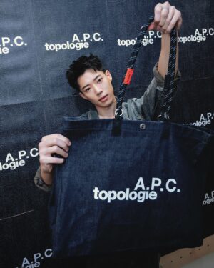 Andy Huang Instagram - 很開心最近有機會體驗了A.P.C.與Topologie的聯名包袋、繩索帶及手機配件。A.P.C.的設計一向以法式簡約著稱，而Topologie則從攀岩運動中汲取靈感，將實用性與創新設計完美融合，非常符合我的個人風格。

這次聯名系列以極具標誌性的深藍丹寧布料作為主軸，將兩個品牌的精髓合二為一，不僅增強了日常裝束的功能性，同時也不失時尚感。每次外出，無論是工作還是私人時間，我都能感受到它們帶來的舒適與自在。

對我而言，這種設計不僅僅是時尚的選擇，更是一種生活的態度。希望大家也能感受到這份來自日常生活中的小確幸。

@topologie.official 
@apc_paris 

Hair: @henrytc0216 
Makeup: @kaiyu_art 

#apc #topologie