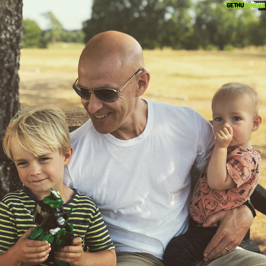 Andy Puddicombe - 2.8K Likes - A rare moment of stillness with our little wriggly boyz #summerlovin