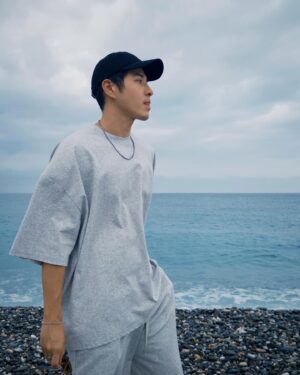 Andy Wu Instagram - 🔔長文提醒🔔

小時候對清明節的印象
就是一家人開著車回花蓮
那時候還沒有雪隧也沒有蘇花改
只有北宜公路與蘇花公路
印象中車程至少要五個小時以上
每次經過蘇花公路時
父母神情都會特別緊張
手中拿著玩具的我當然不知道要害怕什麼
只知道有很多大卡車或有落石的可能性
在半睡半醒中就抵達故鄉了

還記得家族的墓地旁邊有一條小溪
那時的情景真的很符合「掃墓」兩個字
因為長輩們一到墓地會先清理墓園的雜草
整理周遭的環境
而我基本上就是在旁邊玩耍的份
等到整個祭拜完後
印象最深的就是剝鴨蛋殼灑在墓地上
當時雖然不知道這有什麼含意
但大概也是唯一我能幫上忙的事情了
接著所有親戚都會回到叔叔家聚餐
看著嬸嬸、姑姑們從廚房變出美食
聽著爸爸與其他長輩們在客廳談天說地
真的都是非常珍貴的童年回憶

長大後
因為墓地遷移
祖先牌位都請到寺廟裡
掃墓的過程的確和小時候不同
但我想清明節最主要的
還是在紀念逝去的祖先們
以及表達對他們深深的感激之情
我也是到近幾年
才真的理解到此含義

百善孝為先
無論是對已離世的祖先們
還是在身邊的長輩們
我們都應該盡孝道
祝大家連假快樂
出入都平平安安～
