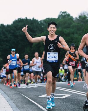 Andy Wu Instagram - 2023台北馬順利完賽！
內文跟馬拉松一樣長 請拿出耐心 😂

其實在十月份第一次自主練習時
我心中就有想要破百的念頭
但當時的身體狀態
讓我覺得這目標有點太遙遠
所以就只是默默放在心裡
有鑒於去年的經驗
我意識到在寒冷的天氣裡
穿著雨衣保溫的重要性
今年一開跑整體狀態就相當不錯
第一公里的配速是5:01
比原本設定快了20秒
當時我內心還有點擔心會不會一開始衝太快
不過跑在台北最美仁愛路上
身體實在絲毫不想減速
過了三公里
確定已完全熱開後就順勢將雨衣退場
到了七公里時
發覺自己平均配速是在4:50左右
突然燃起了想破百的慾望
便開始穩定提升速度
經過了9公里與17公里兩次補給後
平均速度來到4:44
離破百就差最後三公里
於是也毫無保留的全開
最後一公里甚至加速到4:16
可惜離一百分鐘內完賽還是差了24秒
雖然覺得好惋惜
但我覺得自己已經盡了全力
從沒想到這次能跑到這個成績！
非常的開心！

在台北市穿梭的21公里中
經過不同的老家
內心百感交集
想到了很多的人事物
這大概也是為什麼我這麼愛這個比賽
每一次跑著跑著都不自覺進入一種時空隧道
心中的激動真的難以表達

最後
謝謝 @adidas_tw 提供一個這麼棒的團隊
讓我們能有將近三個月完整的訓練
還有總讓我相當驚豔的跑鞋
能穿著AR的背心參賽
內心實在相當驕傲
也讓我有一種不能輕言放棄的態度
謝謝 @shannonwu1026 與 @shaoyu.wang 
還有所有戰友們～
因為彼此的打氣
才能有這麼棒的凝聚力
謝謝所有的小擎人們
無論是到場替我加油或是遠端的祝福
我都有感受到大家的支持！
連續兩年都有你們的陪伴真好！
最後謝謝自己的毅力
這段時間
即使在台南拍戲也堅持每天早起跑步
我做到了！

期待我們明年台北馬再見！

#台北馬拉松
#半馬
#1:40:24