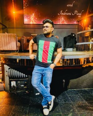 Aneek Dhar Instagram - Living the nite with my favourite people 🔥🥂❤️ Much much love to @indrani_dutt & @supratim_akaash_paul for having us tonite. Great fun we had 🙌