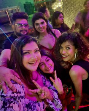 Aneek Dhar Instagram - Living the nite with my favourite people 🔥🥂❤️ Much much love to @indrani_dutt & @supratim_akaash_paul for having us tonite. Great fun we had 🙌