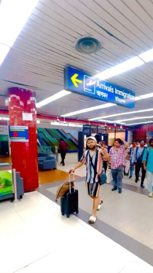 Aneek Dhar Instagram - Dui bangla’r atitheota ekdom e ek. Monei hoy na desh’er baire achi. Thanks to Bangladesh Immigration Officials for this warm welcome. ❤️🙏
#AneekDharLive #Dhaka #Bangladesh