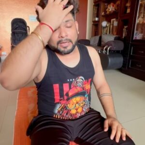 Aneek Dhar Instagram - কোন আসনই ছোট বড় হয় না। আর তাদের মধ্যে শ্রেষ্ঠ আসন “শবাসন”। খুবই একাগ্রতার সাথে আসনটি করছিলাম আজ আন্তর্জাতিক যোগা দিবসে কিন্তু আমার কঠিন তপস্যা ভঙ্গ হয়ে গেলো হঠাৎ 😜😂🤣😂

#AneekDhar #InternationalYogaDay #FunVideo #Shorts #Reels #AD