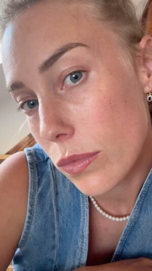 Aneta Krejčíková Instagram - All by myself, akorát, že vůbec.

@klararott má pár měsíců na trhu krásnej, lehoučkej make up Půvab.
Tři základní odstíny   pigmenter, kterým doladíš ten svůj.
Taková milosrdná lež na obličeji, jež není vůbec vidět. V kombinaci se sérem Harmonie (který se btw krásně doplňuje s každým make upem, co jsem na obličeji měla) rozhodně 🤍
Moc tomu v civilu nedám, během sezóny v divadle jsem často zmalovaná jak…omalovánky, takže miluju bejt bez líčidel, ale někdy, se nahodit je přínosný, pro všechny
💁‍♀️😀

Klárka mi pro Vás dala 20%-
Aneta20
Tak si to užijte 💋