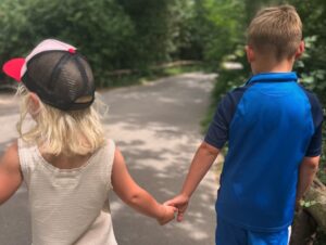 Aneta Krejčíková Instagram - Už dlouho přemýšlím, že si založím nadaci, neziskovku, jakýkoliv formát (nejen finanční) pomoci pro děti s jakýmkoliv nadáním ze sociálně slabších rodin.
Vždycky ale skončím u toho, že není v mých silách něco takovýho organizovat…administrativa, legislativa, veškerá byrokracie.🙏🏻
I bych se do toho pustila, sehnala bych si tým schopných lidí, ale je to momentálně nad moje síly. Pracuju, mám práci, kterou zbožňuju a štěstí, že nás to uživí a snažim se fungovat zároveň a hlavně jako máma.
Navíc těch organizací je tolik, takže pevně doufám, že těm, kdo opravdu potřebují, se pomoci dostane🙏🏻
Každopádně, abych se dostala k pointě🙄💁‍♀️😁
I když vydělávám, tak mě občas zarazí, kolik ten volný čas s dětmi stojí. Snažim se o různorodé zážitky, kulturní, sportovní, vzdělavácí, ale jak si tohle může dovolit maminka samoživitelka, co pracuje někde na půl úvazku a vydělá stěží na nájem a jídlo??
Nemůže!!!
Takže, nabízím. 
Jednou měsíčně zaplatím výlet nějaké rodině, pro kterou je nad její síly platit tyhle zážitky. 
Napište mi sami, nebo pošlete nějaký tip na Vaše přátelé, či známé,)

❤️✌🏻