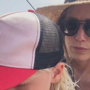Aneta Krejčíková Instagram - Už dlouho přemýšlím, že si založím nadaci, neziskovku, jakýkoliv formát (nejen finanční) pomoci pro děti s jakýmkoliv nadáním ze sociálně slabších rodin.
Vždycky ale skončím u toho, že není v mých silách něco takovýho organizovat…administrativa, legislativa, veškerá byrokracie.🙏🏻
I bych se do toho pustila, sehnala bych si tým schopných lidí, ale je to momentálně nad moje síly. Pracuju, mám práci, kterou zbožňuju a štěstí, že nás to uživí a snažim se fungovat zároveň a hlavně jako máma.
Navíc těch organizací je tolik, takže pevně doufám, že těm, kdo opravdu potřebují, se pomoci dostane🙏🏻
Každopádně, abych se dostala k pointě🙄💁‍♀️😁
I když vydělávám, tak mě občas zarazí, kolik ten volný čas s dětmi stojí. Snažim se o různorodé zážitky, kulturní, sportovní, vzdělavácí, ale jak si tohle může dovolit maminka samoživitelka, co pracuje někde na půl úvazku a vydělá stěží na nájem a jídlo??
Nemůže!!!
Takže, nabízím. 
Jednou měsíčně zaplatím výlet nějaké rodině, pro kterou je nad její síly platit tyhle zážitky. 
Napište mi sami, nebo pošlete nějaký tip na Vaše přátelé, či známé,)

❤️✌🏻