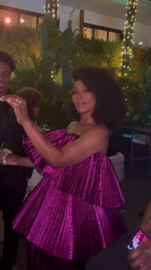 Angela Bassett Instagram - Dancing into the weekend like 💃🏽❤️

#OneWeekUntilWakandaForever #WakandaForever