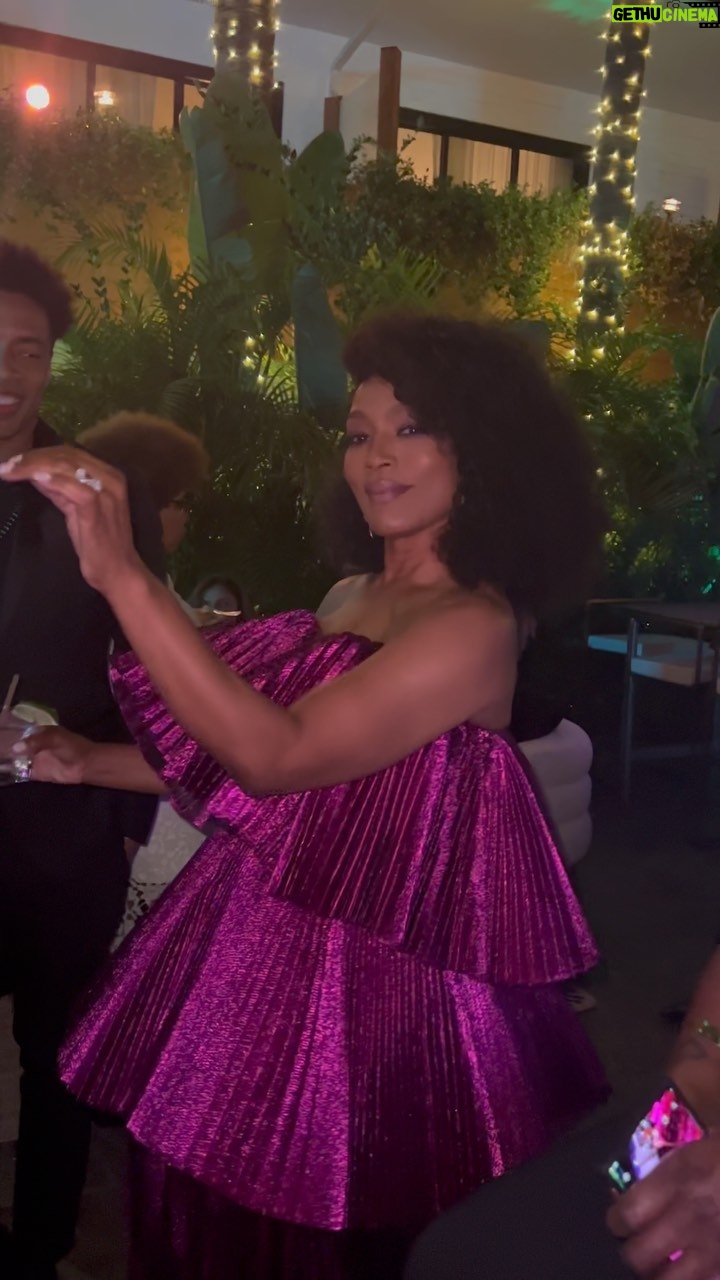 Angela Bassett - 362.3K Likes - Dancing into the weekend like 💃🏽❤️
#OneWeekUntilWakandaForever #WakandaForever