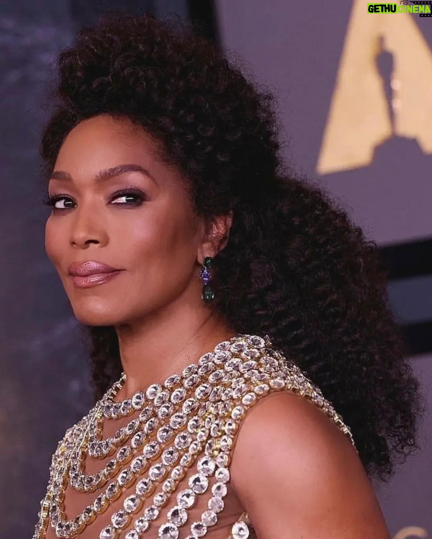 Angela Bassett - 257.8K Likes - Hey Everybody you good? Let’s get into this #GovernorsAward glam 🤍
Stylist: @jlynnstyle18
Hair: @hairjunkierandy
Makeup/📷: @dandremichael
Dress: @giambattistavalli
Shoes: @sarahflint_nyc
Jewelry: @cicada_jewelry @debeersofficial
Trainer: @getfitbyrob