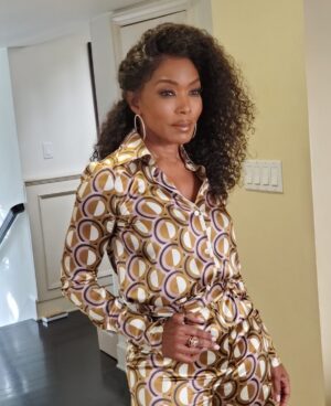 Angela Bassett Instagram - Hey Everybody you good? This is what getting up at 430am w/my fabulous team gets you! Could NOT do it without you: @jlynnstyle18 @hairjunkierandy  @dandremichael #911PressDay #howlonguntilnaptime
