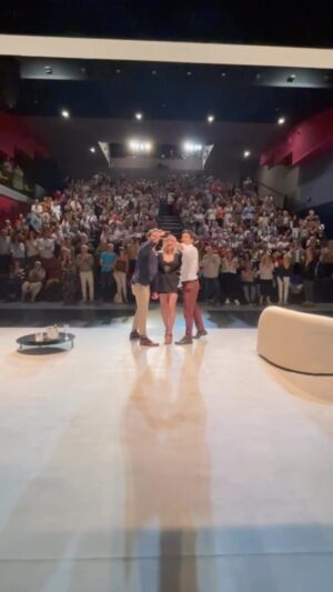 Ángela Cremonte Instagram - ¡Gracias, Zaragoza! Nos lo has dado todo. Y gracias también  @teatrodelasesquinas por ser nuestra primera casa en la ciudad. 

🎈Más fechas de ‘La ilusión conyugal’ en @ahortelanoweb 

#EricAssous 
#comedia