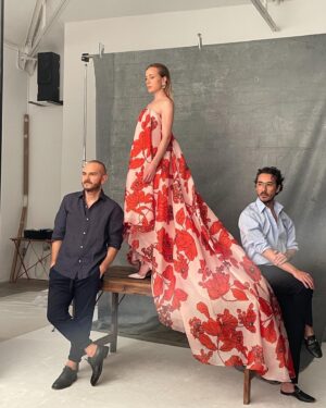 Ángela Cremonte Instagram - ❣️haría de mascarón de proa de cualquier barco que timonearan ellos❣️ @the2ndskinco ⚓️

La Dolce Vita para @holafashion_es este octubre 🍁 wearing SERENDIPIA MAXI DRESS

 📸 @antonioterronphoto
💄 @jen_barreiro