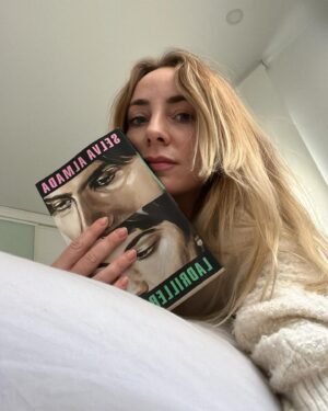 Ángela Cremonte Instagram - La acabo de descubrir 📕 y me siento un poco como Aureliano Buendía la tarde remota en que su padre lo llevó a conocer el hielo. 

@selva.almada