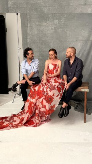 Ángela Cremonte Instagram - Behind the camera 🎥 with my @the2ndskinco ❣️
Hablábamos sobre la dolce vita y eso siempre es un buen tema de conversación 🍧

🍓@abumiro
🍓@juancarlosfdez
 🗞️ @holafashion_es