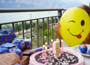 Angela Finger-Erben Instagram - Lillis 5. Geburtstag gestern war wie: angenehme Abendsonne, Schokokuchen mit Geschenken, bunte Gummibärchen und nett angerichtete Lasagne 😎 Fotos von Pinguine tauchen, Maiswaffeln, Glasscherben sammeln, Pasta, PetroPetro, Limoncello, Olympia gucken, Arschbojen, Bootskonzert erspare ich euch… Ciao tutti #gardasee #abendsonne #relax #family #birthday