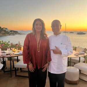 Angela Gerekou Instagram - Mε τον διάσημο διεθνή σεφ Nobu Matsuhisa  στο εστιατόριο Μatsuhisa στην Βουλιαγμένη.!

 Μοναδικη γευστική  εμπειρια !!!!

Μου εκμηστηρευτηκε  ότι  κανένα σημείο στο κόσμο που βρίσκονται τα εστιατόρια του δεν ειναι πιο όμορφο σπο αυτο εδώ στην Ελλάδα!!!🙏🏻 #greece #taste #AngelaGerekou