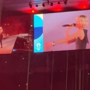 Angèle Instagram - Its hard to explain… MERCI @wearephoenix for inviting me on this very very special evening, to sing this masterpiece by @kavinsky 
J’aurais jamais cru vivre une telle expérience dans ma vie 🇫🇷♥️🇧🇪
@coperni 💫
@olympics 🥇