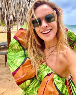 Angélica Castro Instagram - Feliz Jueves!!! ❤️🌻 “Conéctate con lo que tú realmente quieres hacer y no pienses ni le des energía al juicio o crítica del resto que siempre va existir” ❤️🌻