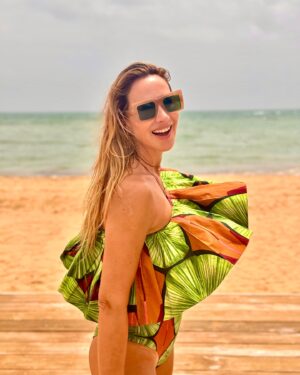 Angélica Castro Instagram - Feliz Jueves!!! ❤️🌻 “Conéctate con lo que tú realmente quieres hacer y no pienses ni le des energía al juicio o crítica del resto que siempre va existir” ❤️🌻