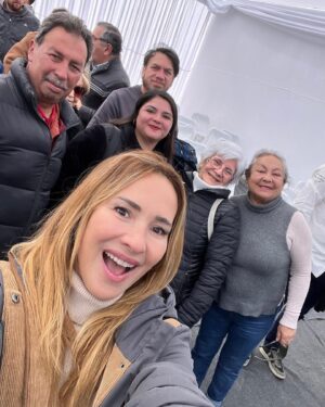 Angélica Castro Instagram - Hoy vivimos un emocionante día, donde se materializó un gran sueño !!! Gracias al apoyo de muchos de ustedes que se sumaron a la campaña que hizo @desafiochile en febrero frente a los  devastadores incendios de la quinta región,  hoy entregamos las primeras 3 casas definitivas en el canal beagle de Viña del mar. 

Cuando la magia junto a la solidaridad de miles de desafiados se potencia para seguir soñando en grande y poder entregar las 73 casas equipadas antes de Navidad❤️

Hoy nos enorgullece ver en concreto los aportes a nivel de educación, sedes sociales, apoyo a emprendedores y mucho más!! Gracias a toda la comunidad…Por su fuerza, valentía, amor, resiliencia y compromiso para empujar y seguir manteniendo este hermoso sueño! Gracias desafiados, gracias voluntarios, gracias Chile!! ❤️❤️❤️❤️ Un orgullo ser Chileno 👏🏼🌻❤️