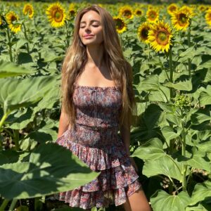 Angelika Revva Instagram - Лето, куда же ты спешишь? За половину уже перевалило, замедляйся давай 😒🌻🥹🫶🌞