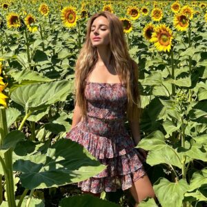 Angelika Revva Instagram - Лето, куда же ты спешишь? За половину уже перевалило, замедляйся давай 😒🌻🥹🫶🌞