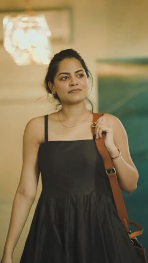 Angelin B Instagram - 🪬🌼
Isn’t she slaying the look? 
🔆🧿🤌🏻❤️
Costume credits @officialsoulesilk 
Video credits @prasami_photography 

#vjangelin #angelin #black #modern #anchorangelin #new #cafeshoot #blackandorange