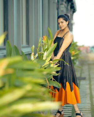 Angelin B Instagram - Choc-orange Muffins 

Outfit @officialsoulesilk 
Picture credits @prasami_photography 

#angelin #vjangelin #anchorangelin #stylewithangelin #grwm #black #orange