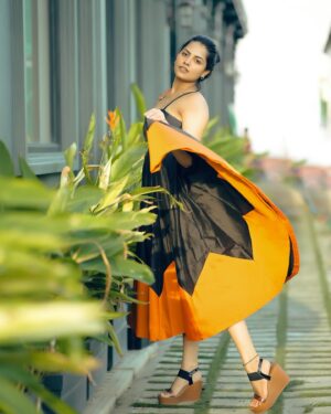 Angelin B Instagram - Choc-orange Muffins 

Outfit @officialsoulesilk 
Picture credits @prasami_photography 

#angelin #vjangelin #anchorangelin #stylewithangelin #grwm #black #orange