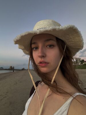 Angelina Danilova Instagram - 가끔은 그저 바다로 떠나야 할때가 있어요.
제부도 석양 갔다 온 젤리.🪼

sometimes you just gotta take yourself to the sea.
