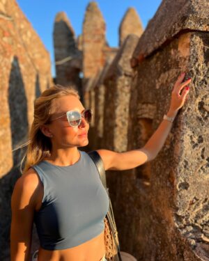 Angelique Boyer Instagram - Modo turistas activado 😎🌞✨🦀♋️🌻⛱️🥂
Gratamente sorprendidos con Zafra 📍
es un encantador pueblo de Extremadura, en España, conocido por su impresionante castillo, su arquitectura medieval y su rica historia y comida 🥘🤤

Cantamos todo el camino un cuantos km y ya estábamos en Mérida📍, un escenario donde se entrelazan las historias de la antigua Roma con la pasión y el arte de una ciudad que respira cultura, donde cada piedra cuenta una historia y cada rincón es un acto en el gran teatro de la historia….. agradecimos y decretamos en grande ✨🍀✨🙌🤗🙏