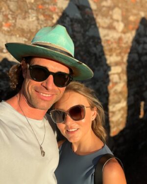 Angelique Boyer Instagram - Modo turistas activado 😎🌞✨🦀♋️🌻⛱️🥂
Gratamente sorprendidos con Zafra 📍
es un encantador pueblo de Extremadura, en España, conocido por su impresionante castillo, su arquitectura medieval y su rica historia y comida 🥘🤤

Cantamos todo el camino un cuantos km y ya estábamos en Mérida📍, un escenario donde se entrelazan las historias de la antigua Roma con la pasión y el arte de una ciudad que respira cultura, donde cada piedra cuenta una historia y cada rincón es un acto en el gran teatro de la historia….. agradecimos y decretamos en grande ✨🍀✨🙌🤗🙏