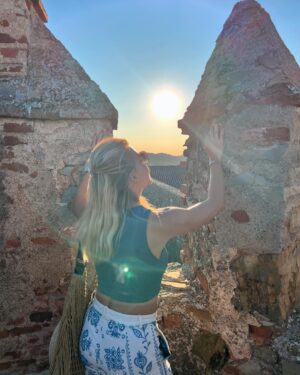 Angelique Boyer Instagram - Modo turistas activado 😎🌞✨🦀♋️🌻⛱️🥂
Gratamente sorprendidos con Zafra 📍
es un encantador pueblo de Extremadura, en España, conocido por su impresionante castillo, su arquitectura medieval y su rica historia y comida 🥘🤤

Cantamos todo el camino un cuantos km y ya estábamos en Mérida📍, un escenario donde se entrelazan las historias de la antigua Roma con la pasión y el arte de una ciudad que respira cultura, donde cada piedra cuenta una historia y cada rincón es un acto en el gran teatro de la historia….. agradecimos y decretamos en grande ✨🍀✨🙌🤗🙏