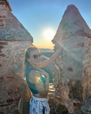 Angelique Boyer Instagram - Modo turistas activado 😎🌞✨🦀♋️🌻⛱️🥂
Gratamente sorprendidos con Zafra 📍
es un encantador pueblo de Extremadura, en España, conocido por su impresionante castillo, su arquitectura medieval y su rica historia y comida 🥘🤤

Cantamos todo el camino un cuantos km y ya estábamos en Mérida📍, un escenario donde se entrelazan las historias de la antigua Roma con la pasión y el arte de una ciudad que respira cultura, donde cada piedra cuenta una historia y cada rincón es un acto en el gran teatro de la historia….. agradecimos y decretamos en grande ✨🍀✨🙌🤗🙏