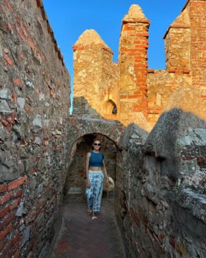 Angelique Boyer Instagram - Modo turistas activado 😎🌞✨🦀♋️🌻⛱️🥂
Gratamente sorprendidos con Zafra 📍
es un encantador pueblo de Extremadura, en España, conocido por su impresionante castillo, su arquitectura medieval y su rica historia y comida 🥘🤤

Cantamos todo el camino un cuantos km y ya estábamos en Mérida📍, un escenario donde se entrelazan las historias de la antigua Roma con la pasión y el arte de una ciudad que respira cultura, donde cada piedra cuenta una historia y cada rincón es un acto en el gran teatro de la historia….. agradecimos y decretamos en grande ✨🍀✨🙌🤗🙏