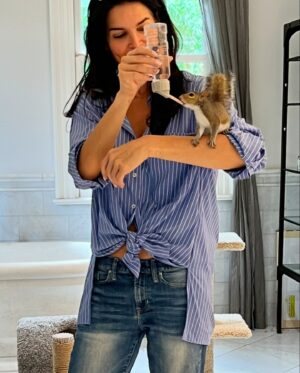 Angie Harmon Instagram - Happy Friday!! 🐿️❤️🐿️❤️

Oscar & Emmy & drinks on me… 

See what I did there? 😉🤣😆

#blessed #grateful #Oscar #Emmy #squirrelmom