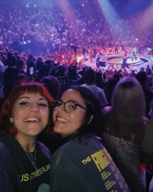 Angy Fernández Instagram - No se si habré estado en Londres, sin exagerar, 60 veces por lo menos (no las he contado, pero magustao ese número) pero si, muchos vuelos, conciertos, musicales, paseos. Una ciudad que me fascina y a la que siempre quiero volver.
Me faltaba ir con mi mejor amiga. Años y años hablándolo y planeando hasta que POR FIN ha pasado.
48h para cumplir el sueño de ver a @justintimberlake en concierto. La felicidad son estos momentos, aunque cortos y sin apenas descanso, te recargan y te inspiran.
Hasta pronto Londres. Hasta pronto, amiga 🧡
Vuelta a casa, que el jueves ya toca empezar funciones
🤞🏻