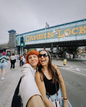 Angy Fernández Instagram - No se si habré estado en Londres, sin exagerar, 60 veces por lo menos (no las he contado, pero magustao ese número) pero si, muchos vuelos, conciertos, musicales, paseos. Una ciudad que me fascina y a la que siempre quiero volver.
Me faltaba ir con mi mejor amiga. Años y años hablándolo y planeando hasta que POR FIN ha pasado.
48h para cumplir el sueño de ver a @justintimberlake en concierto. La felicidad son estos momentos, aunque cortos y sin apenas descanso, te recargan y te inspiran.
Hasta pronto Londres. Hasta pronto, amiga 🧡
Vuelta a casa, que el jueves ya toca empezar funciones
🤞🏻