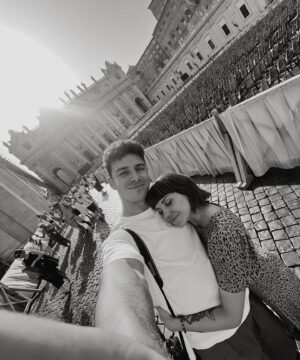 Angy Fernández Instagram - ROMA es tan bonita que dan ganas de llorar de FELICITÀ , y con este compañero que me ha dado la vida, más 💙✨🍀 
#Roma #Magic