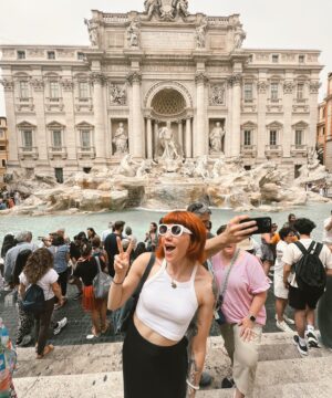 Angy Fernández Instagram - ROMA es tan bonita que dan ganas de llorar de FELICITÀ , y con este compañero que me ha dado la vida, más 💙✨🍀 
#Roma #Magic