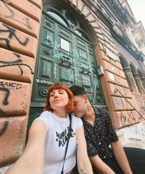 Angy Fernández Instagram - ROMA es tan bonita que dan ganas de llorar de FELICITÀ , y con este compañero que me ha dado la vida, más 💙✨🍀 
#Roma #Magic