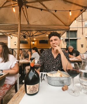 Angy Fernández Instagram - ROMA es tan bonita que dan ganas de llorar de FELICITÀ , y con este compañero que me ha dado la vida, más 💙✨🍀 
#Roma #Magic