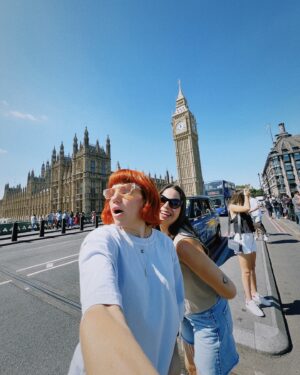 Angy Fernández Instagram - No se si habré estado en Londres, sin exagerar, 60 veces por lo menos (no las he contado, pero magustao ese número) pero si, muchos vuelos, conciertos, musicales, paseos. Una ciudad que me fascina y a la que siempre quiero volver.
Me faltaba ir con mi mejor amiga. Años y años hablándolo y planeando hasta que POR FIN ha pasado.
48h para cumplir el sueño de ver a @justintimberlake en concierto. La felicidad son estos momentos, aunque cortos y sin apenas descanso, te recargan y te inspiran.
Hasta pronto Londres. Hasta pronto, amiga 🧡
Vuelta a casa, que el jueves ya toca empezar funciones
🤞🏻