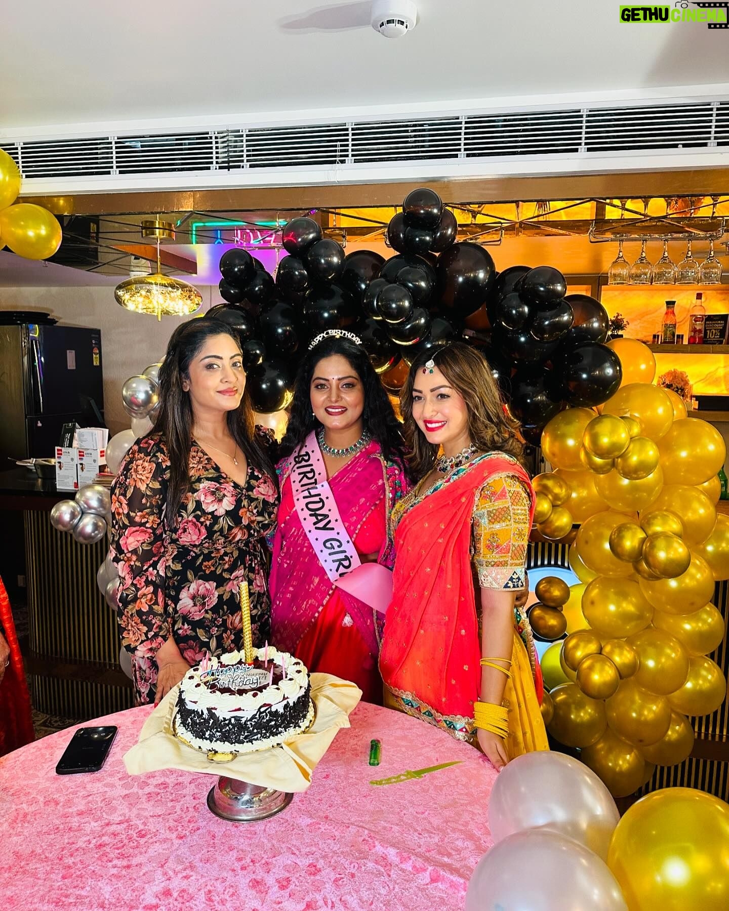 Anjana Singh - 53.2K Likes - Happy birthday di Kal hum log sath the apka bday manaya bahot acha lga god bless you ⭐️⭐️⭐️🥰🍺🍺🍺🍺🍺🍺🍺👄
@anjana_singh_