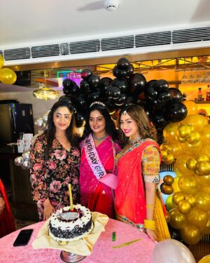 Anjana Singh Instagram - Happy birthday di Kal hum log sath the apka bday manaya bahot acha lga god bless you ⭐️⭐️⭐️🥰🍺🍺🍺🍺🍺🍺🍺👄

@anjana_singh_